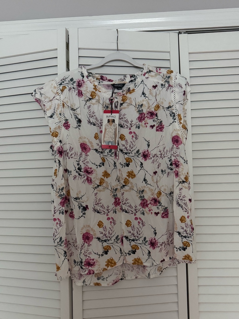 Buffalo David Bitton White Floral Short-Sleeve Blouse Boho Bohemian Sz M NWT